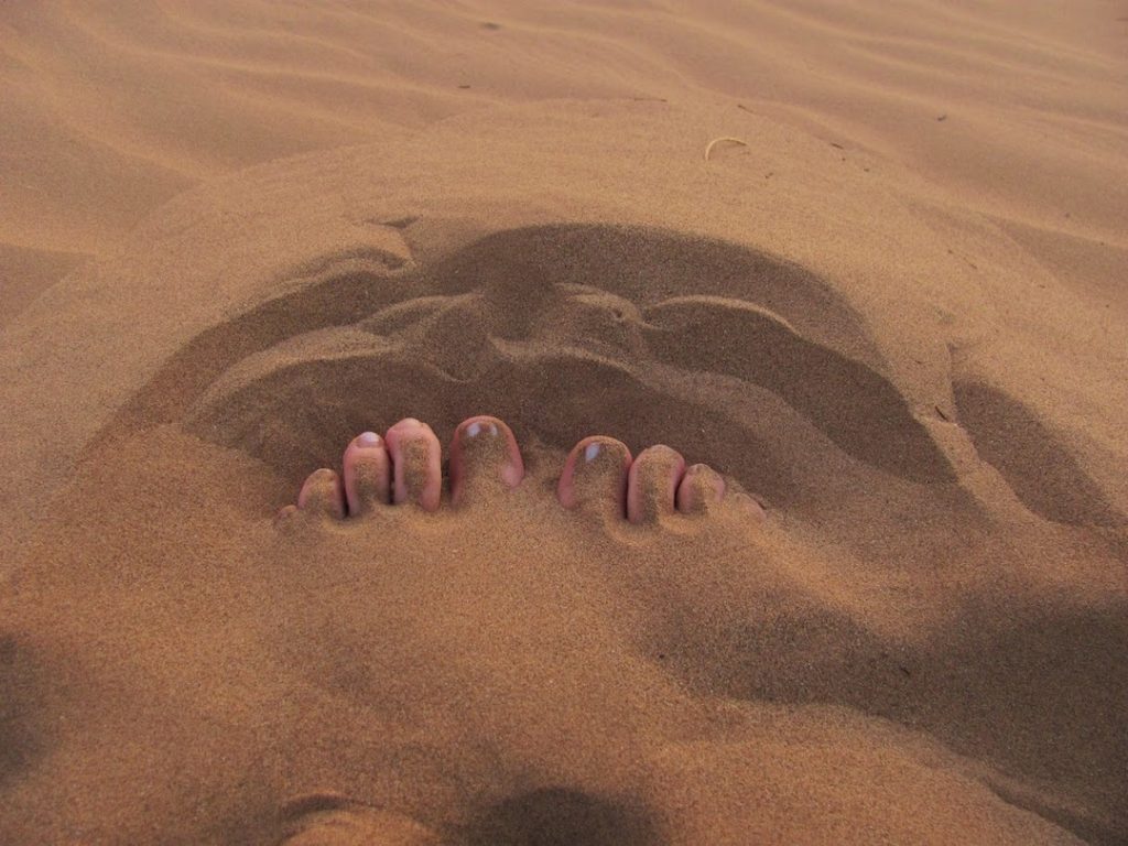 piedi nella sabbia del deserto